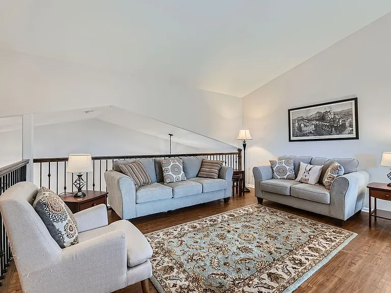 284 Dover Ct — Photo 8