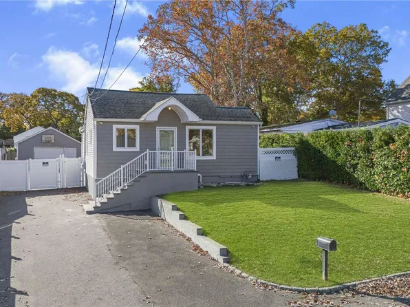 74 Blossom Avenue, Holtsville, NY 11742