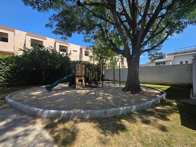 18601 Collins St #D7 — Photo 17