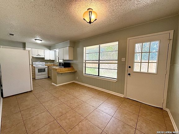 5th image of 705 Woodcrest Cir