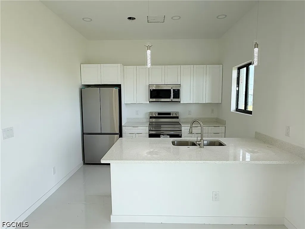 4 bed, 3.0 bath, 1715 sqft, $2,200 — Photo 4