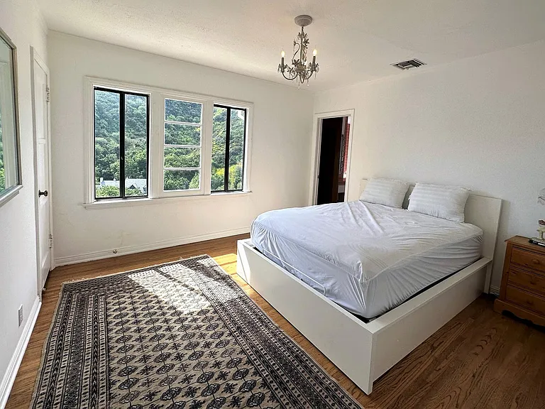 2400 Benedict Canyon Dr — Photo 33