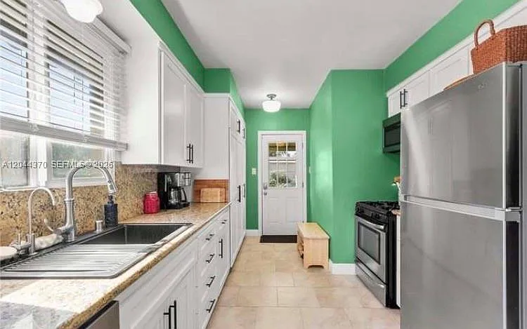 2871 Daisy Ave — Photo 5