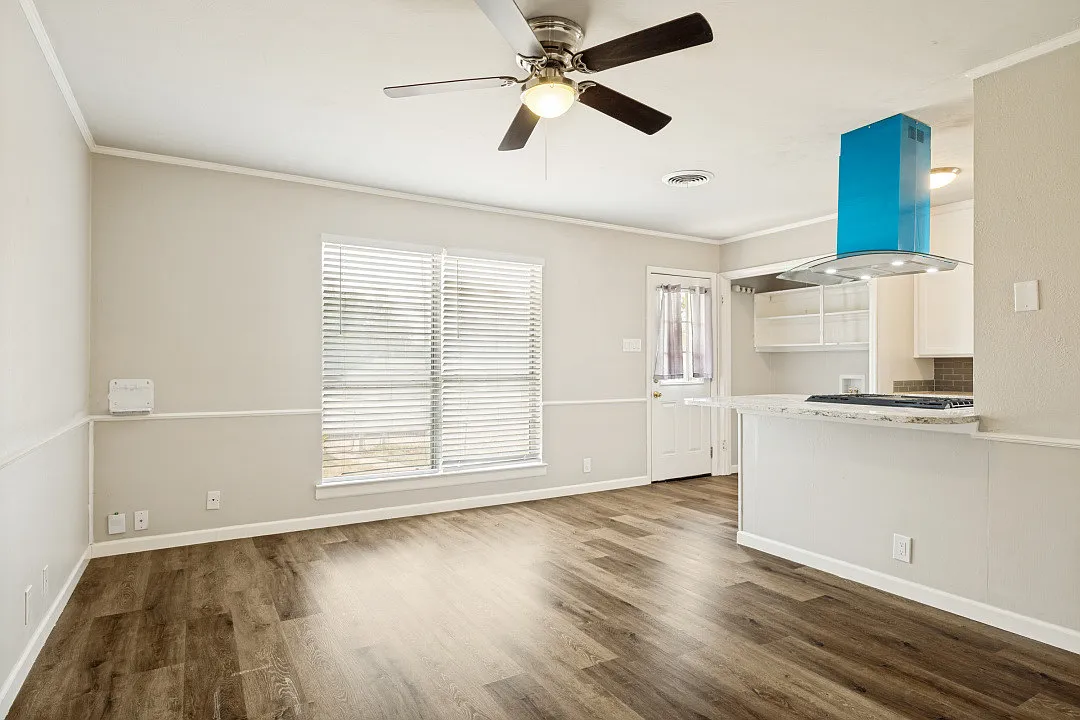 3 bed, 1370 sqft, $2,450 — Photo 2