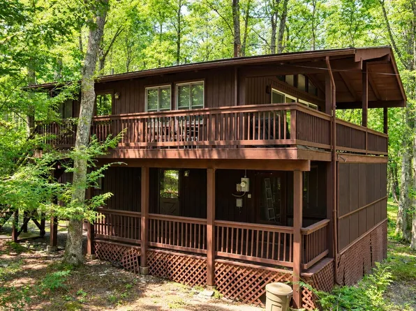 131 Basswood Dr, Lords Valley, PA 18428