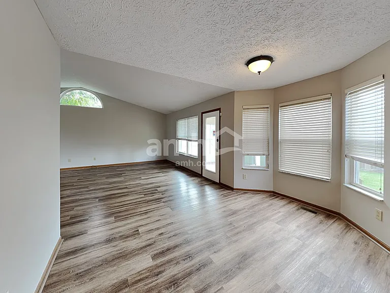 1129 Oslo Pass — Photo 5