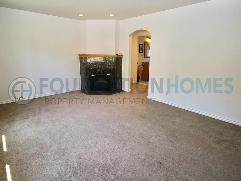 130 Suffield Ave — Photo 6