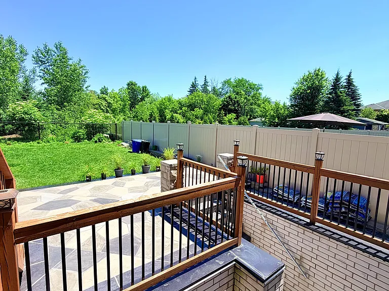 1606 Sandhurst Cres — Photo 19