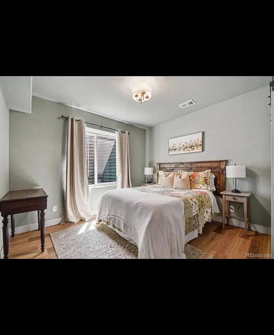 Vaulted ceilings, 4 car garage, double ovens, and permanent holiday lighting, what more van yiu ask! — Photo 3