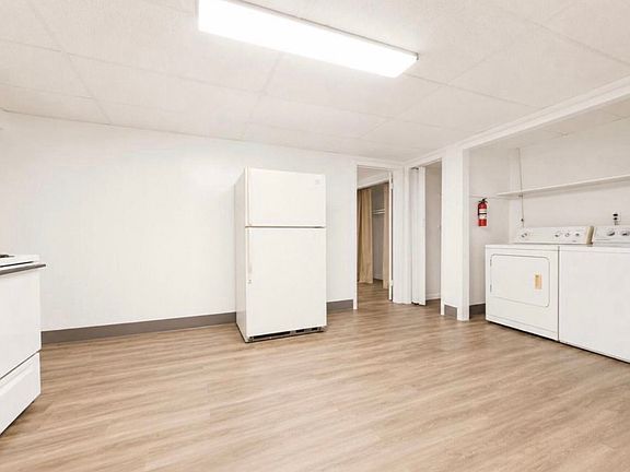 4th image of 618 Maple St