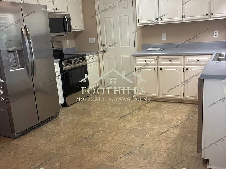 107 Ashton Ln — Photo 3
