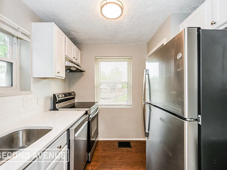 5589 Raceview Ave — Photo 12