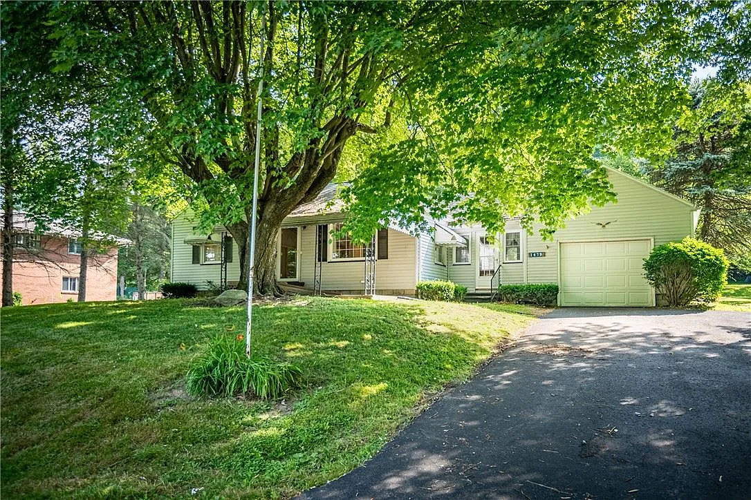 1479 Maple Dr photo 1