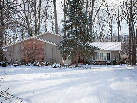 2nd image of 27419 Linwood Cir