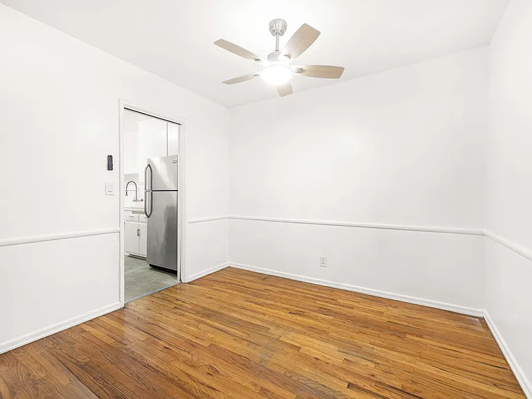 Hollyview Apartments — Photo 22