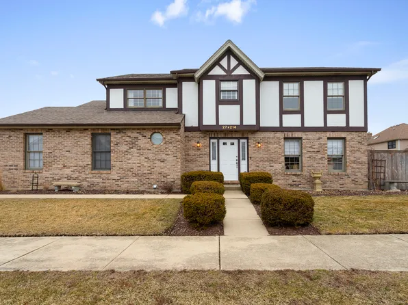 27W214 Heather Ln, Winfield, IL 60190