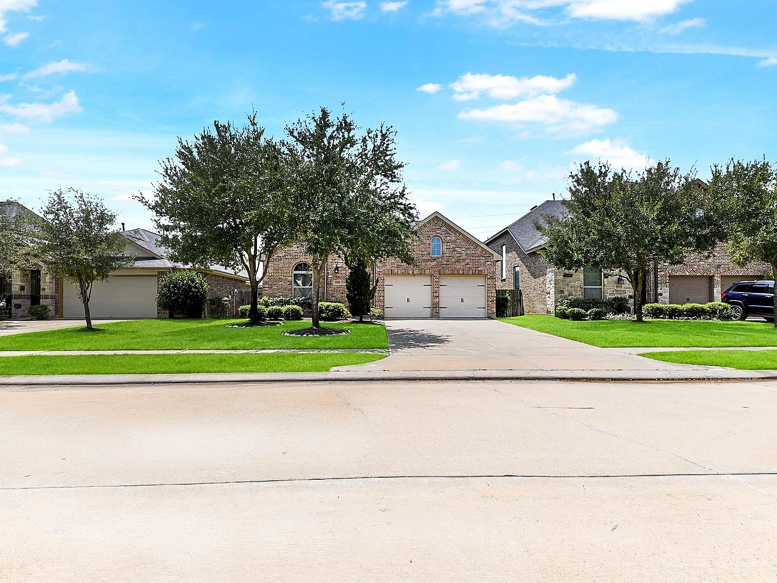 3 bed, 2.0 bath, 2309 sqft, $2,495 — Photo 2