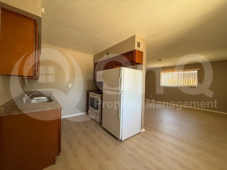 2201 W Belmont Ave #7 — Photo 5
