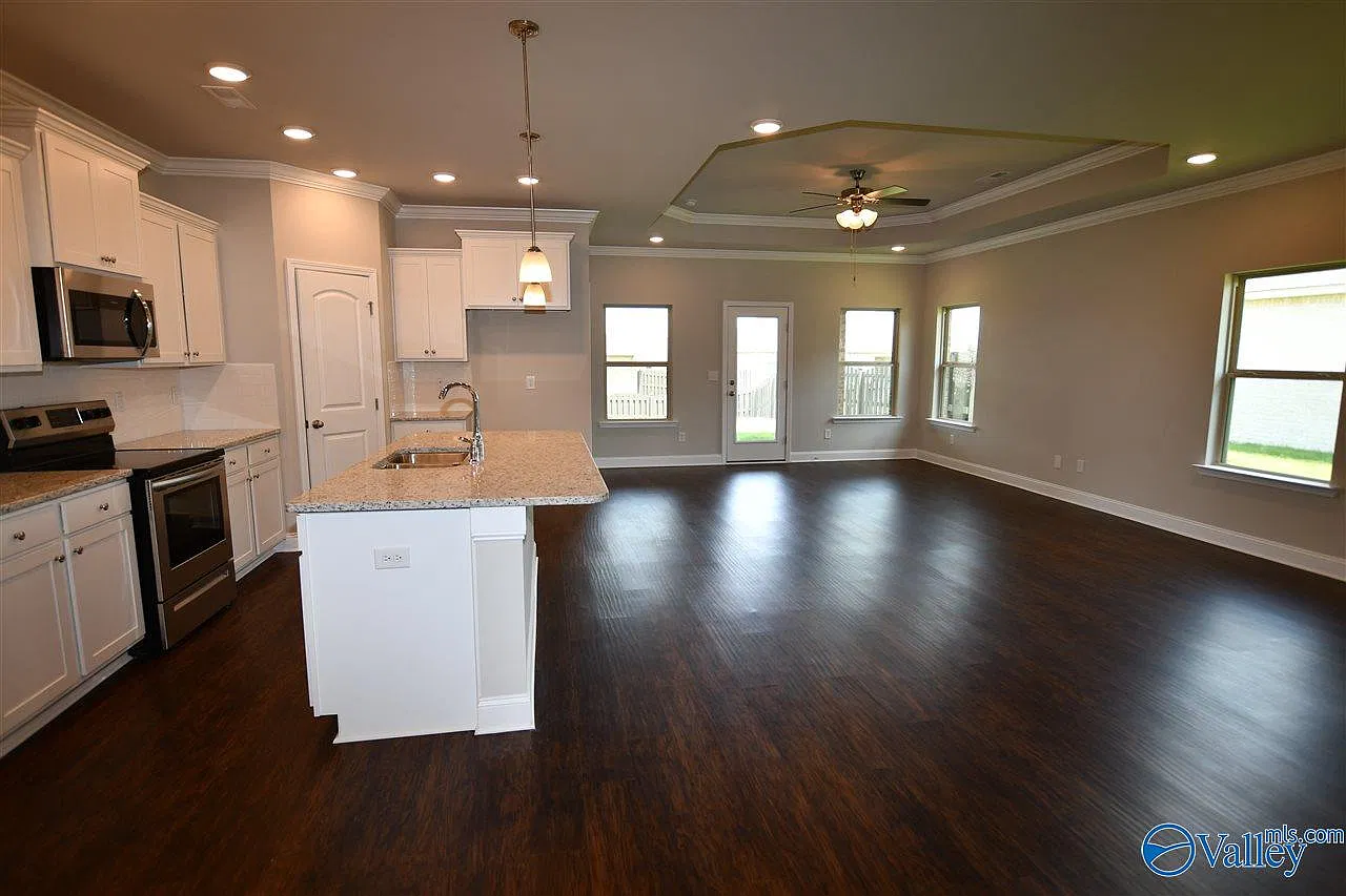 4 bed, 2.0 bath, 1946 sqft, $1,995 — Photo 3