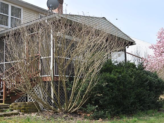 2nd image of 504 Woodcrest Dr