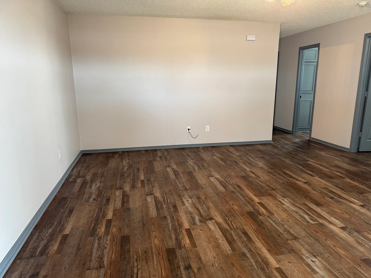 2 bed, 1000 sqft, $1,400 — Photo 2