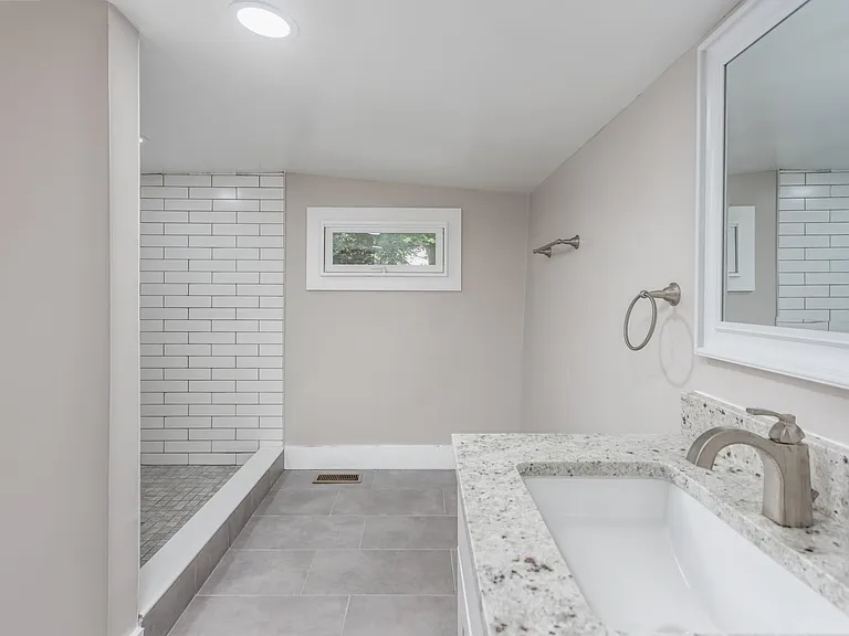118 E Monmouth St — Photo 4