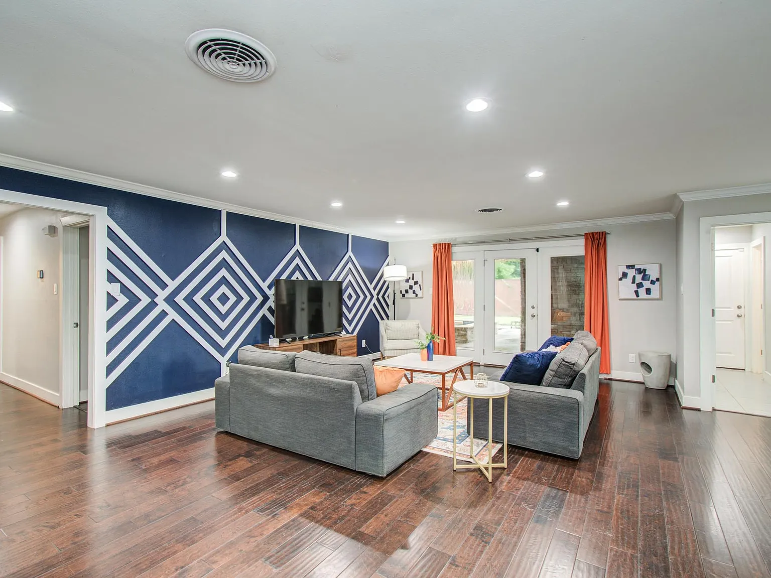 5 bed, 2.5 bath, 2037 sqft, $9,750 — Photo 4