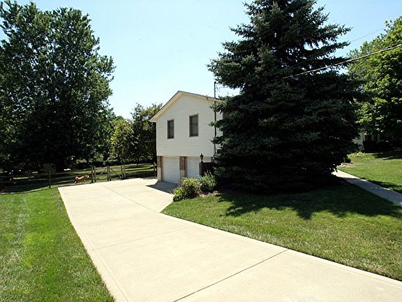 Side entry garage w. turnaround