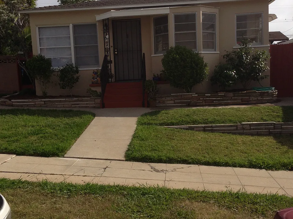 4629 Santa Monica Ave