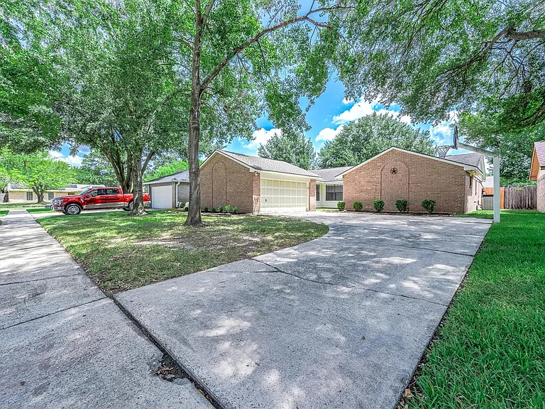 11210 Daybreak Ln — Photo 3