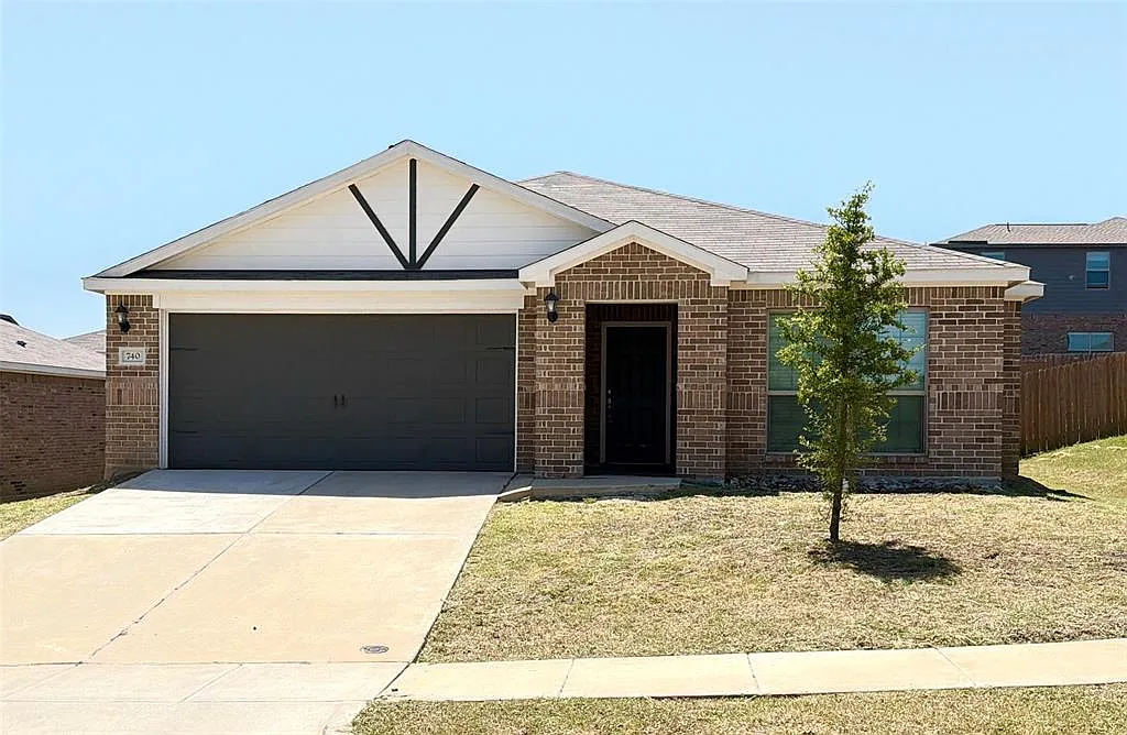 4 bed, 2.0 bath, 2006 sqft, $2,300 — Photo 1