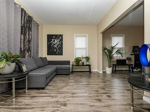 4th image of 824 Cataraqui St