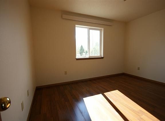 5th image of 524 Mall Dr