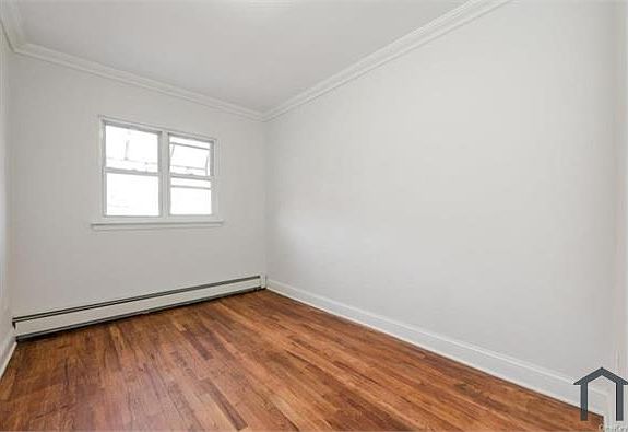 5th image of 1014 E 216th St Floor 2