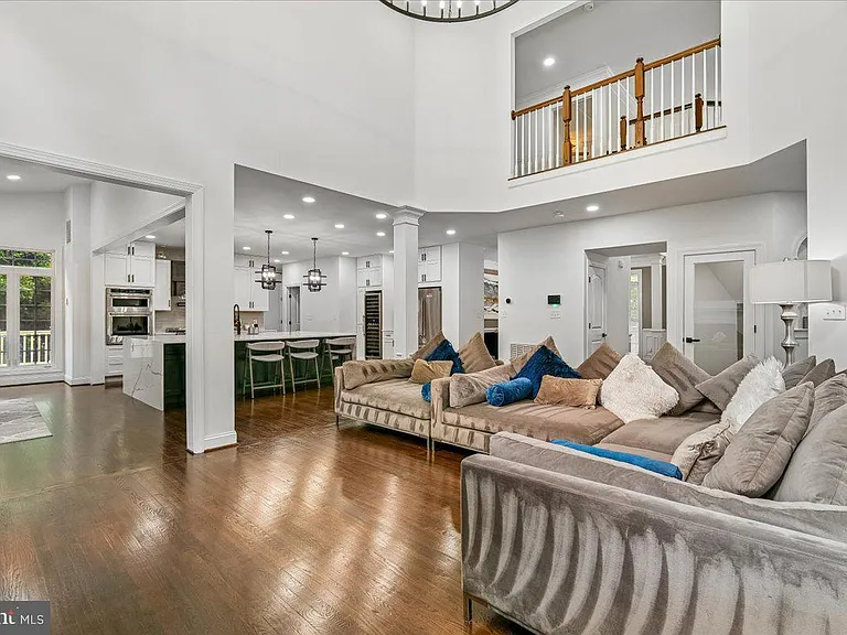 743 Seneca Dr — Photo 4
