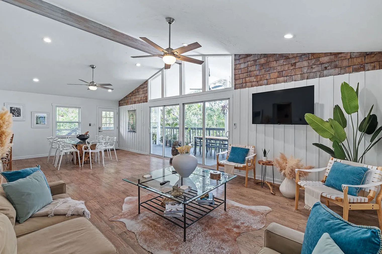 4 bed, 3.0 bath, 1689 sqft, $9,217 — Photo 3