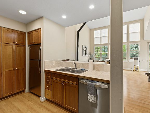 3rd image of 562 Evans Ct