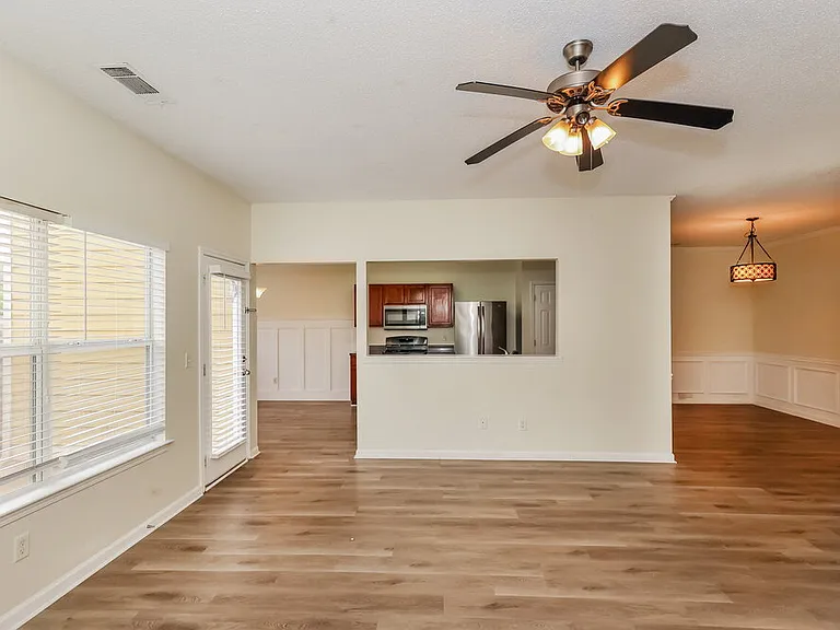 182 Seabreeze Ct — Photo 4