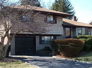 28 Lex Ave, Plainview, NY 11803