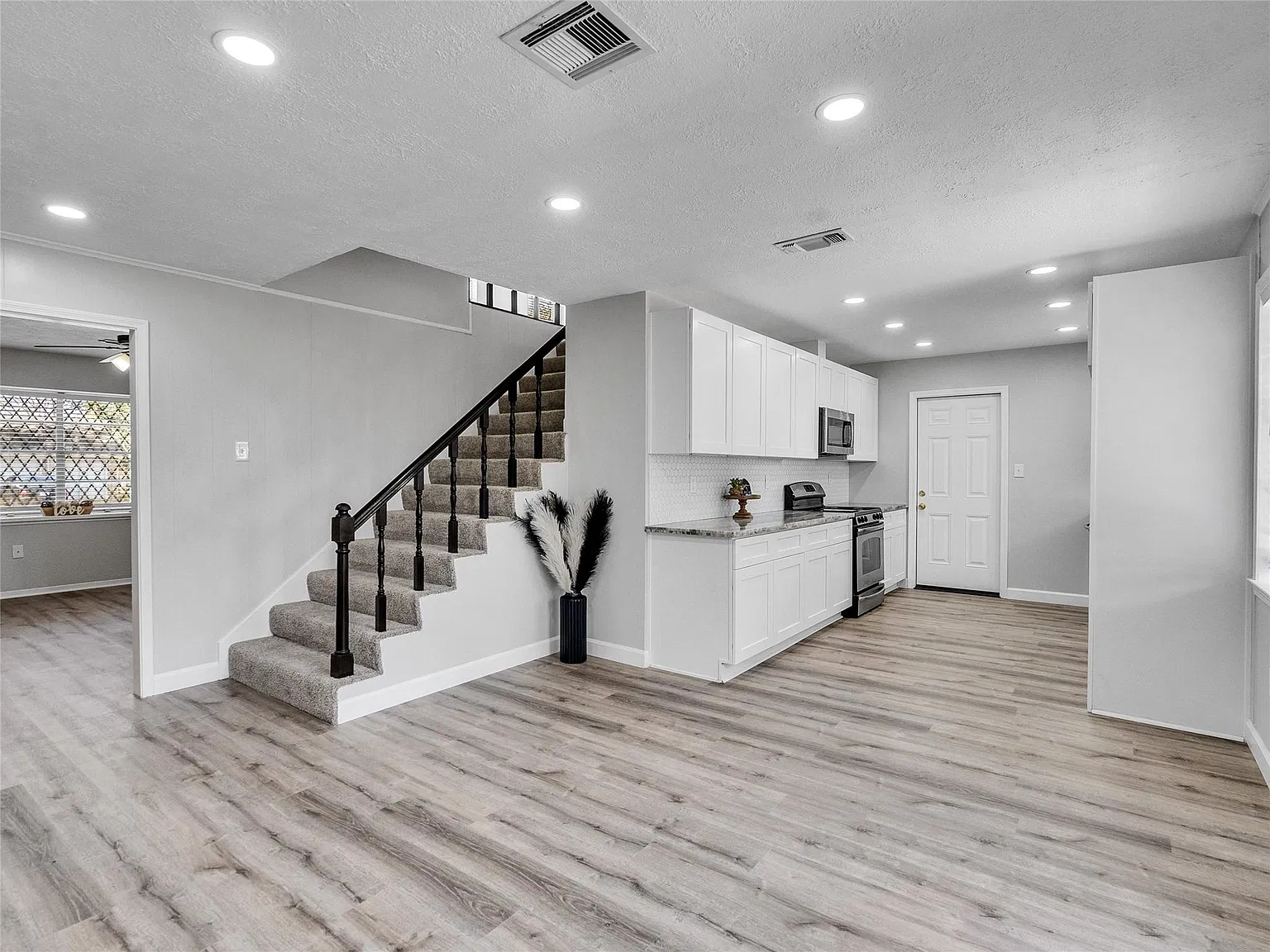 4 bed, 1925 sqft, $2,100 — Photo 4