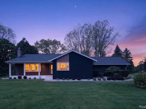12192 Overlook Dr, Fenton, MI 48430