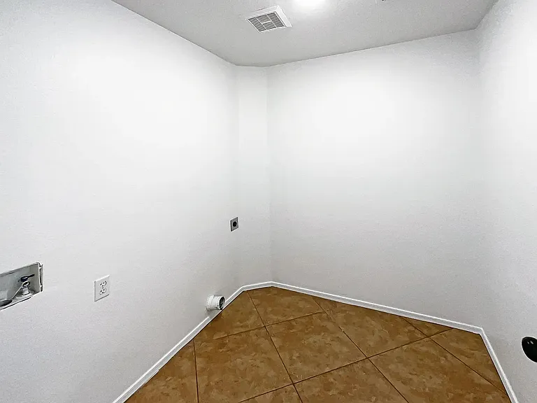 1708 E Francisco Dr — Photo 13