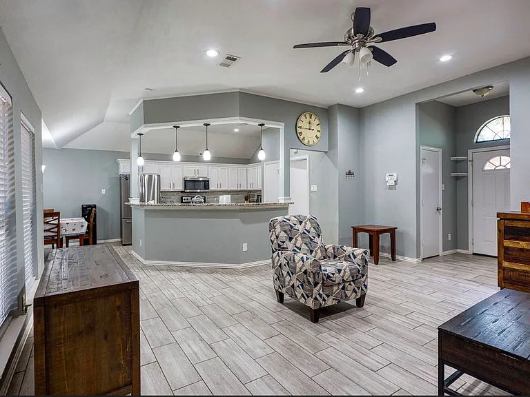 8423 Creekbluff Dr — Photo 3