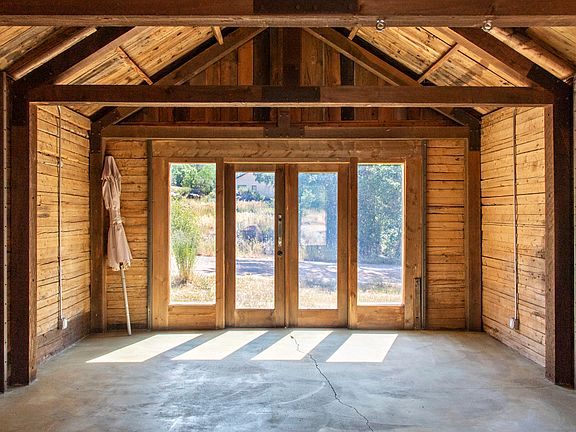 detached barn- perfect for yoga/ artist/exercise/office