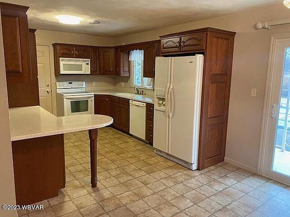 3rd image of 204 Tule St