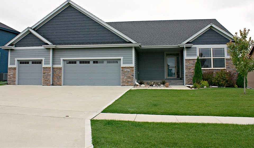 1st image of 5609 NE Hillcrest Dr