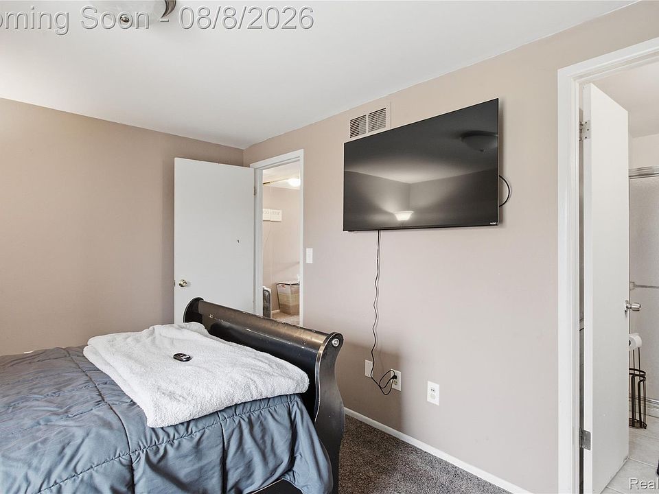 20350 Weybridge St, photo 24