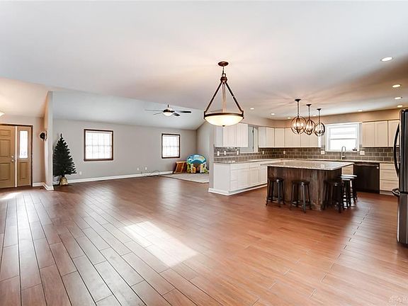 3rd image of 4472 Ambridge Dr