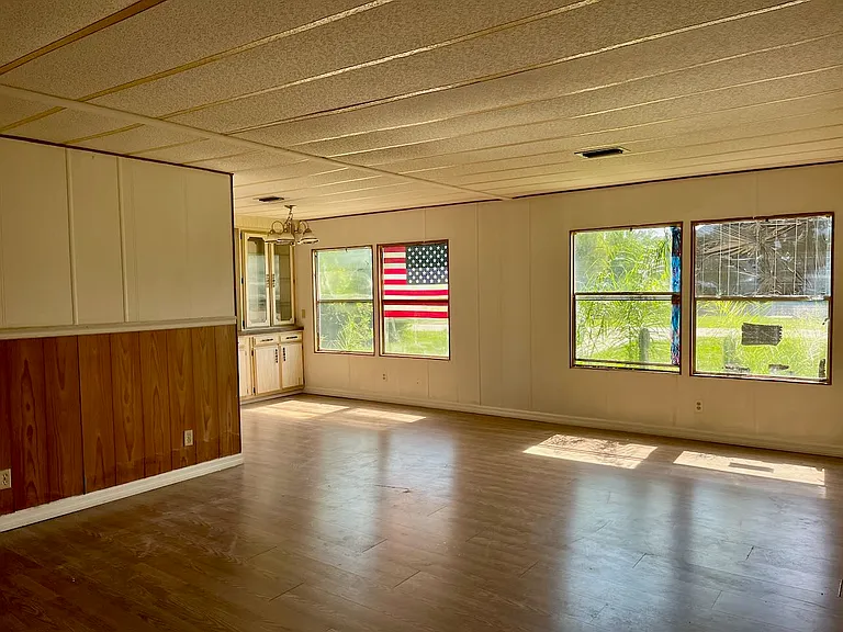 413 Pine Tree Ln — Photo 6