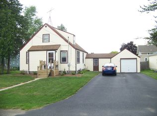408 Summit Ave, Woodstock, IL 60098